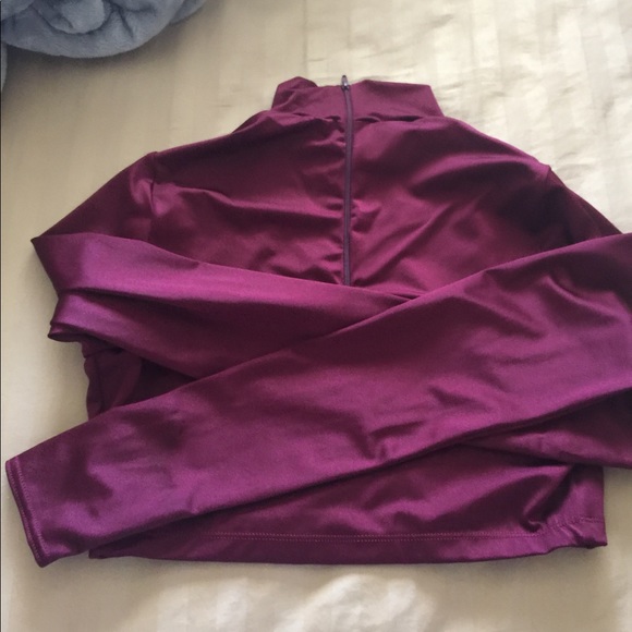 Maroon, stretchy cropped zip up pull over - Picture 2 of 3